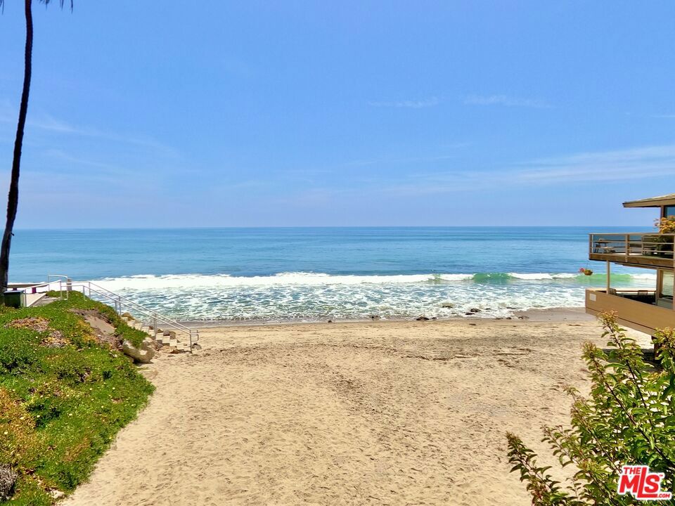 https://media.crmls.org/mediaz/0cd82bda-91fc-46a0-b8b0-81122d5fd2fc.jpg?preset=X-Large