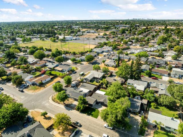 2621 Wood Violet Way, Sacramento CA: https://media.crmls.org/mediaz/0cd86800-d737-4f1b-9867-791dab83538d.jpg