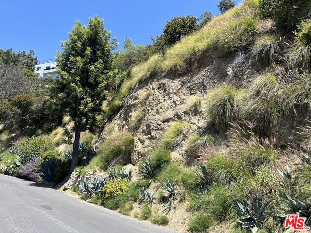 6053 Rodgerton Drive, Los Angeles CA: https://media.crmls.org/mediaz/0cd90365-ac62-4918-aacc-4d8b549a4c14.jpg