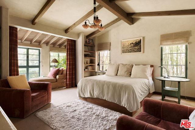 350 N Cliffwood Avenue, Los Angeles CA: https://media.crmls.org/mediaz/0cd90eba-ead4-4071-b1ae-062e06c5762a.jpg