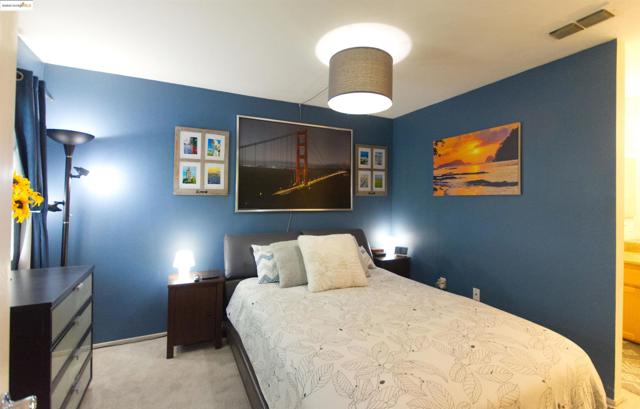 2915 N Texas St, Fairfield CA: https://media.crmls.org/mediaz/0cd98431-f10d-40c4-b362-83e875c44850.jpg
