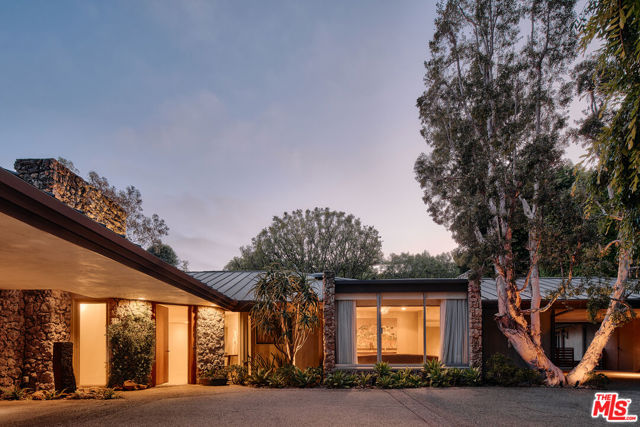 1117 N Beverly Drive, Beverly Hills CA: https://media.crmls.org/mediaz/0cd9cf38-8c7b-47b5-a63a-fd2762b29a0d.jpg