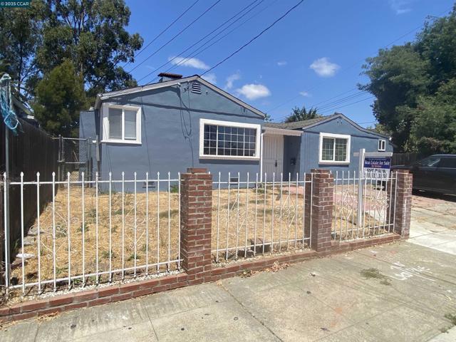 2221 80Th Ave, Oakland CA: https://media.crmls.org/mediaz/0cda0922-9551-4364-a020-a977578ced1d.jpg