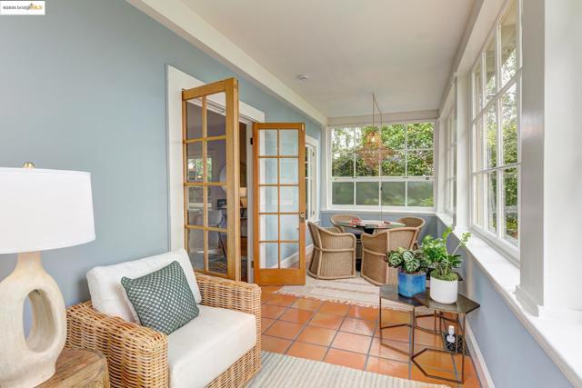 3860 Greenwood Ave, Oakland CA: https://media.crmls.org/mediaz/0cda3cbd-b098-48e8-8b63-ef78a1a0b61d.jpg