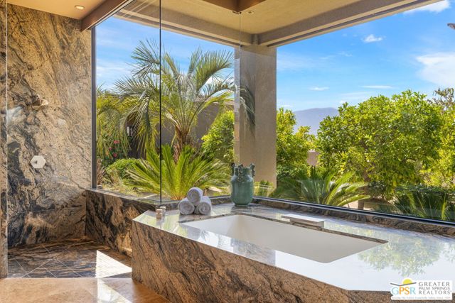4 Paradise Cove Court, Rancho Mirage CA: https://media.crmls.org/mediaz/0cda5eec-0352-4c33-a9b5-2ffd8c74d102.jpg