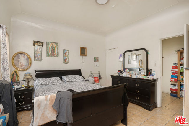 Image 20 of 27 For 11329 Sherman Way