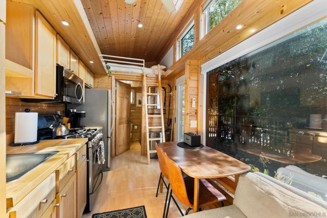 9586 Alto Dr, La Mesa CA: https://media.crmls.org/mediaz/0cda8108-c8ed-4c06-b163-8bdc4fc54e5f.jpg