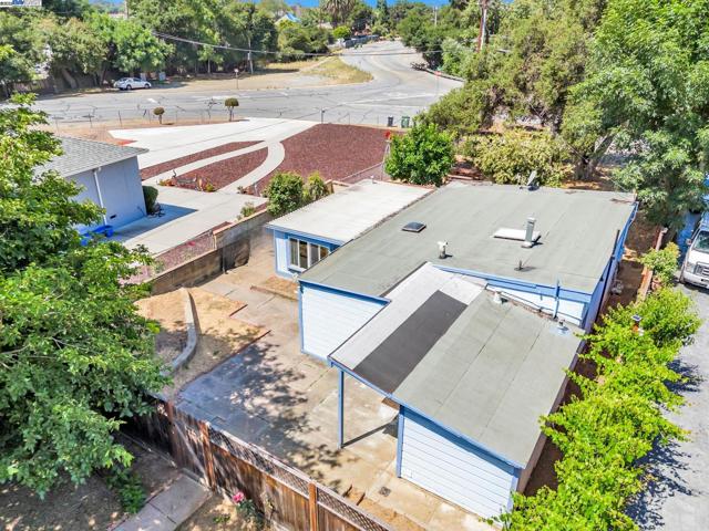 865 Old Canyon Road, Fremont CA: https://media.crmls.org/mediaz/0cdafae5-f40d-41d7-b5f4-6d1ba1709b31.jpg