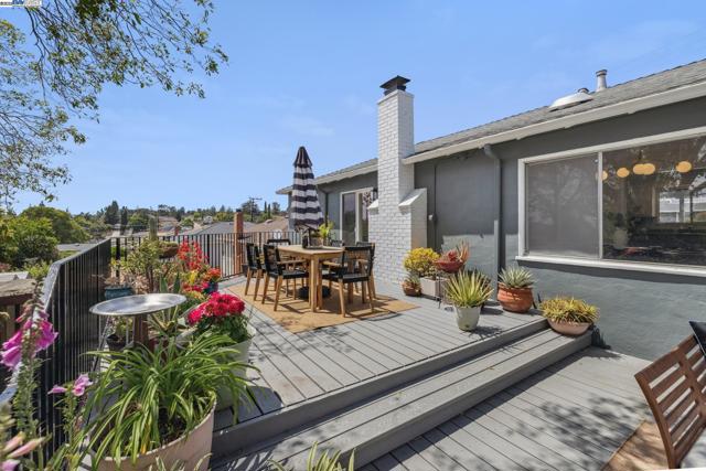 4859 Seaview Ave, Castro Valley CA: https://media.crmls.org/mediaz/0cdbd21b-c76d-4b33-8ecb-4c6dc09b6465.jpg