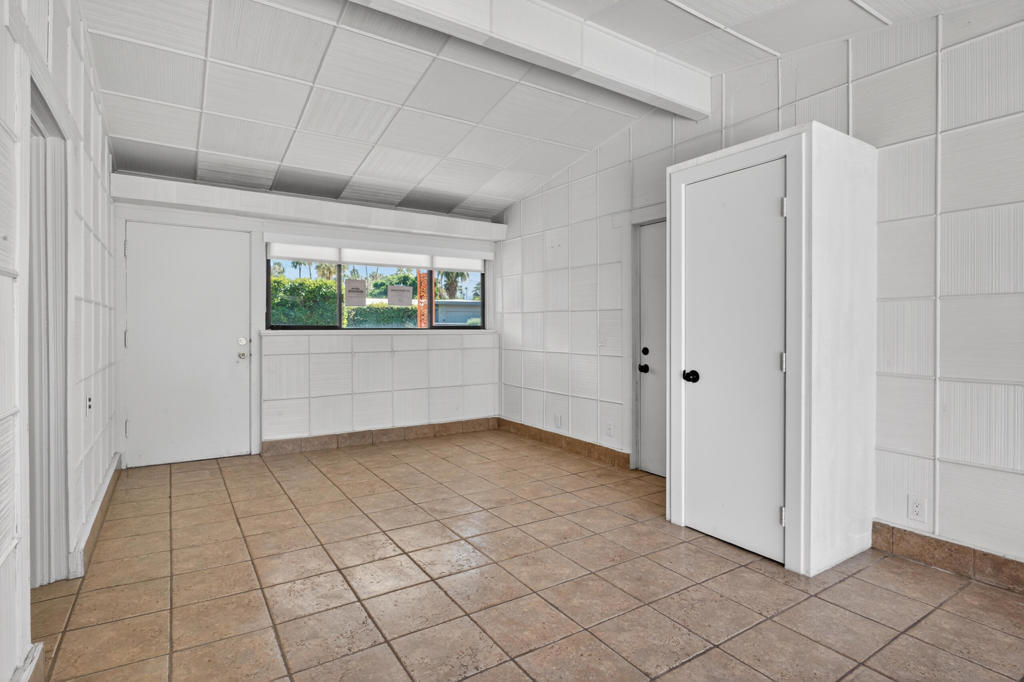https://media.crmls.org/mediaz/0cdc1c52-97bf-4edc-8e17-1e84f5890068.jpg?preset=X-Large