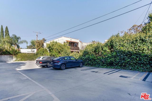802 N Sweetzer Avenue, Los Angeles CA: https://media.crmls.org/mediaz/0cdc400b-95a8-4fee-8169-554d1bc36831.jpg