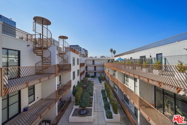 5800 Harold Way, Los Angeles CA: https://media.crmls.org/mediaz/0cdde954-0aa6-4308-bf27-325b6868fe40.jpg