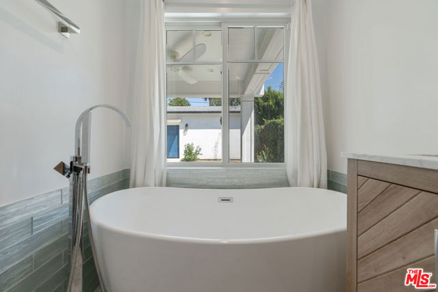 1152 S Windsor Boulevard, Los Angeles CA: https://media.crmls.org/mediaz/0cde88a8-8247-429e-a2b6-6e12605ecd47.jpg