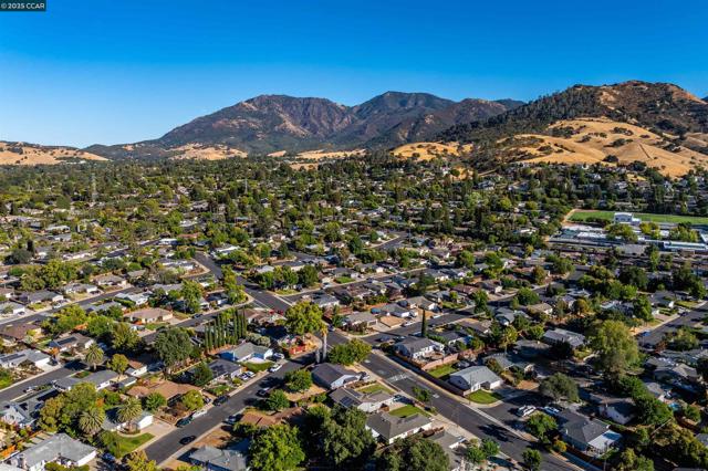 1349 Montana Dr, Concord CA: https://media.crmls.org/mediaz/0cde9060-4e89-4f5d-be79-5f4e6a638d88.jpg