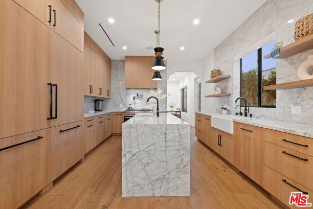 521 N Formosa Avenue, Los Angeles CA: https://media.crmls.org/mediaz/0cdf7f43-0c11-4b4a-b81d-1396aaa8a8e8.jpg