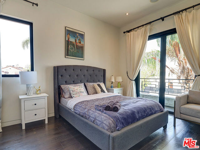 6360 Maryland Drive, Los Angeles CA: https://media.crmls.org/mediaz/0ce0174f-7b9f-4e00-ba31-8389e841bd65.jpg