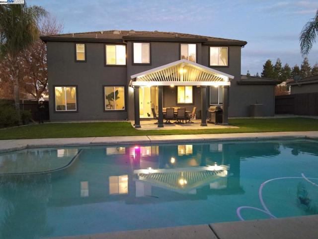 556 Sherborne Court, Galt CA: https://media.crmls.org/mediaz/0ce029ba-afa0-4c30-a80c-6d560add76c8.jpg