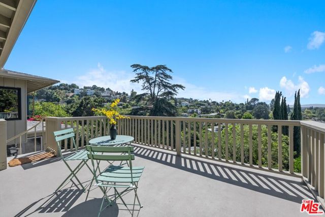 13201 Cheltenham Drive, Sherman Oaks CA: https://media.crmls.org/mediaz/0ce10233-3b36-4808-8ede-37482a7674bd.jpg