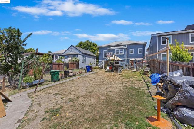 2029 E 22nd St, Oakland CA: https://media.crmls.org/mediaz/0ce12982-9c86-4355-9789-1f823d285281.jpg