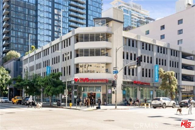 801 S Grand Avenue, Los Angeles CA: https://media.crmls.org/mediaz/0ce19f0a-f930-4005-a6e9-fc2f409f9298.jpg