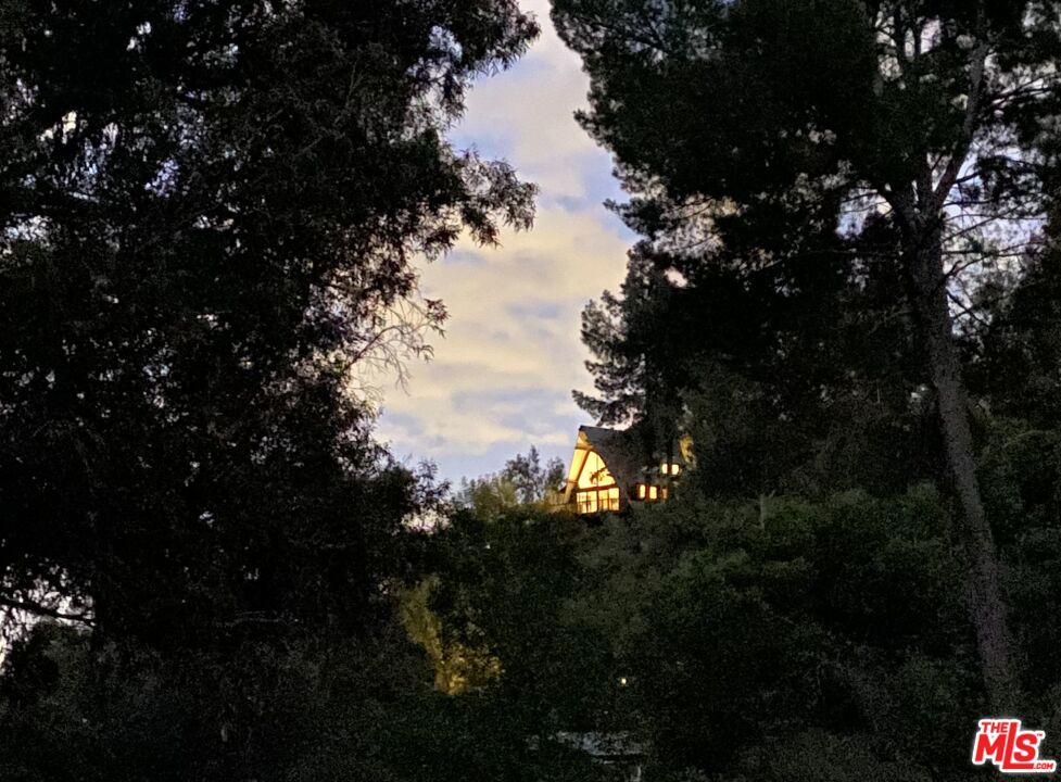 https://media.crmls.org/mediaz/0ce3070b-3e12-4083-b377-e461ea87be94.jpg?preset=X-Large