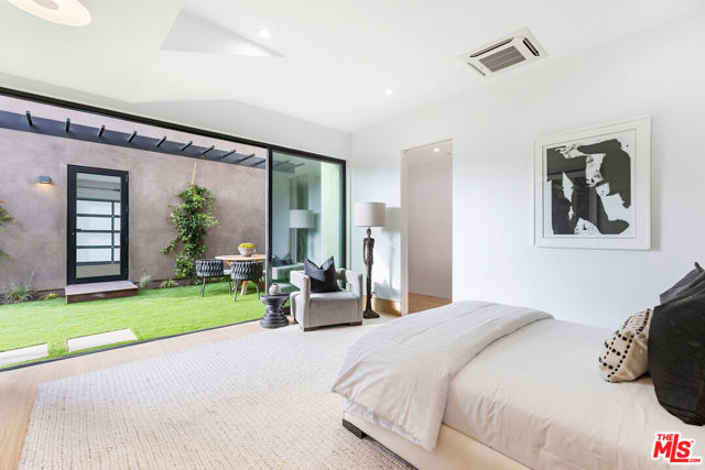 1011 Georgina Avenue, Santa Monica CA: https://media.crmls.org/mediaz/0ce37d08-4746-4baa-aaae-136e15a194c2.jpg
