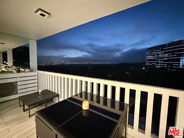 999 N Doheny Drive, West Hollywood CA: https://media.crmls.org/mediaz/0ce43832-b0f4-4ea4-8d99-6f5fb739902f.jpg