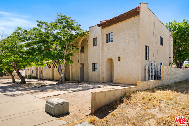 102 E Lancaster Boulevard, Lancaster CA: https://media.crmls.org/mediaz/0ce4ab52-61a0-44e9-83d1-91b230a92cba.jpg