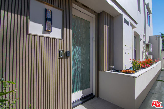 1623 S Bedford Street, Los Angeles CA: https://media.crmls.org/mediaz/0ce7b76b-6d6d-4327-b737-17339715d47a.jpg