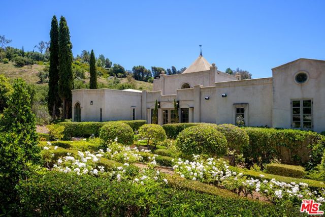 2899 Hidden Valley Lane, Montecito CA: https://media.crmls.org/mediaz/0ce7cbf1-c98d-4f89-8892-0a74817d06e6.jpg
