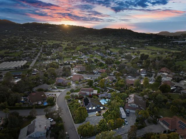 962 Chardonney Way, Escondido CA: https://media.crmls.org/mediaz/0ce7ea50-675a-45dd-90a2-d025787231e2.jpg