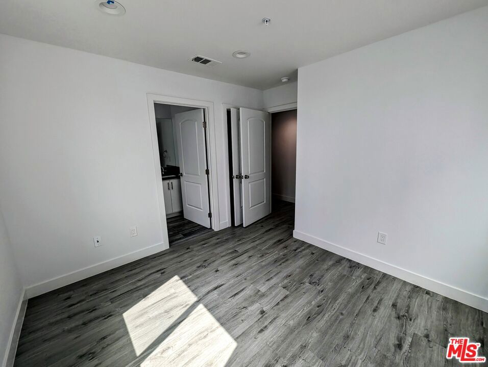 https://media.crmls.org/mediaz/0ce7ff10-2d03-4471-b438-259f4629a79d.jpg?preset=X-Large