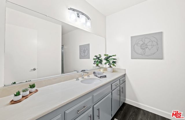 927 N Kings Road, West Hollywood CA: https://media.crmls.org/mediaz/0ce8545a-9c62-4ea3-9d9b-fcce3ba1af07.jpg