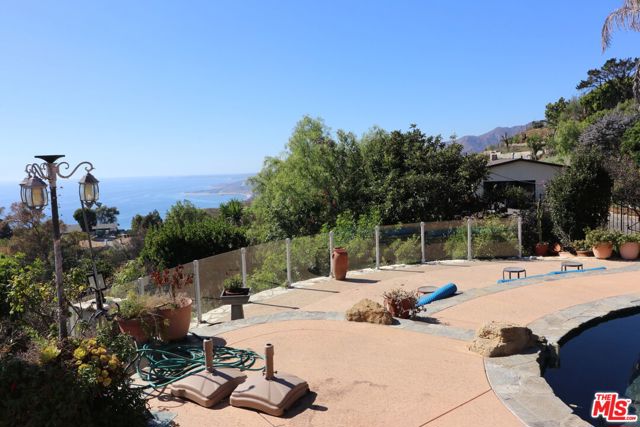 20776 Big Rock Drive, Malibu CA: https://media.crmls.org/mediaz/0ce88dc2-568d-4113-92c4-81e5359c8a7f.jpg