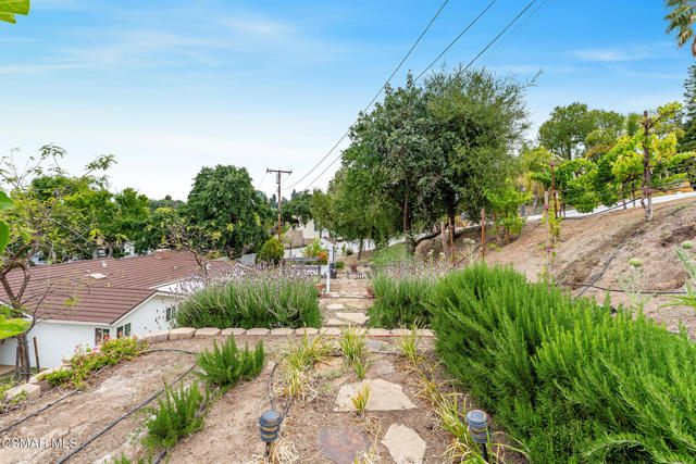 566 Rancho Road, Thousand Oaks CA: https://media.crmls.org/mediaz/0cea8977-eb43-458c-bc37-e7bb5e86e1e1.jpg