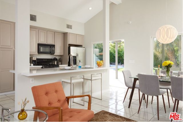 2291 E Calle Papagayo, Palm Springs CA: https://media.crmls.org/mediaz/0cecdb94-af92-471b-81c6-548e70444ab4.jpg