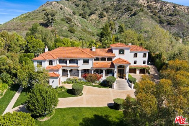 23593 Park South Street, Calabasas CA: https://media.crmls.org/mediaz/0ced22c3-df4d-4dc0-9cd3-f27b33d187d7.jpg