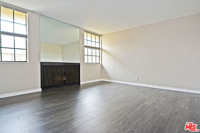 750 N Kings Road, West Hollywood CA: https://media.crmls.org/mediaz/0ced6fb7-1b9b-4255-93bf-22e675886088.jpg