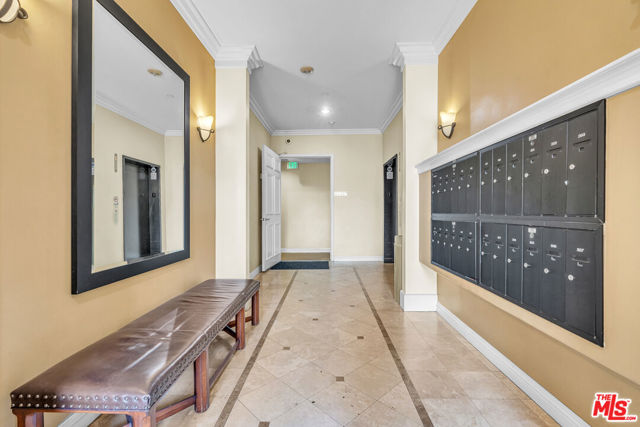 143 N Arnaz Drive, Beverly Hills CA: https://media.crmls.org/mediaz/0ced90c5-4507-4257-aa61-3cd0a131fb4e.jpg