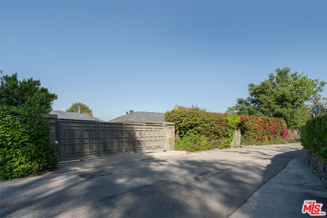 13477 Contour Drive, Sherman Oaks CA: https://media.crmls.org/mediaz/0cedf877-4d31-40da-bcfe-f9026eabf5c0.jpg