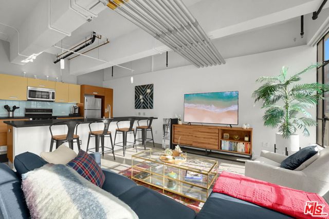 746 S Los Angeles Street, Los Angeles CA: https://media.crmls.org/mediaz/0cee380a-dac0-4903-8edd-84bc804ae095.jpg