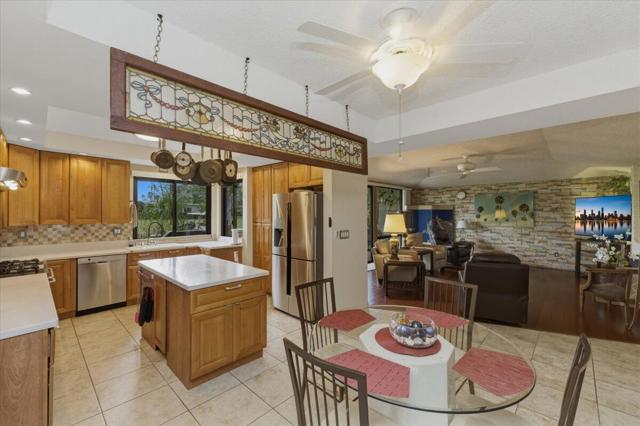 2385 Silver Oak Circle, Palm Springs CA: https://media.crmls.org/mediaz/0cee3ce1-dfe1-44ea-b2e5-c14b56982408.jpg