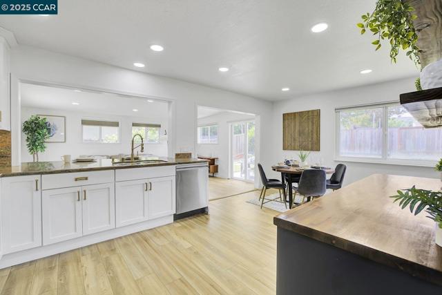 9821 Broadmoor Dr, San Ramon CA: https://media.crmls.org/mediaz/0cee5da7-c313-4117-9b6d-8e31af173a98.jpg