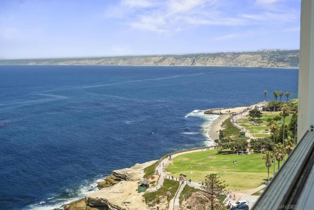 939 Coast Blvd, La Jolla CA: https://media.crmls.org/mediaz/0ceea5fd-a8bf-4e57-90dc-e87612fd27e5.jpg