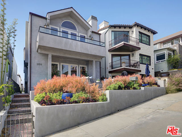 209 19th Street, Manhattan Beach CA: https://media.crmls.org/mediaz/0ceee462-3b1c-42e4-b3d2-4d11952e8039.jpg