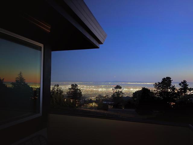 11550 Skyline Boulevard, Oakland CA: https://media.crmls.org/mediaz/0ceeef7c-946d-4103-90e5-9d1fd5e2fd1f.jpg