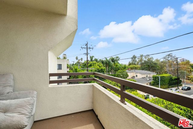 911 N Kings Road, West Hollywood CA: https://media.crmls.org/mediaz/0cef49b8-4c52-494b-913e-772a5d70f274.jpg