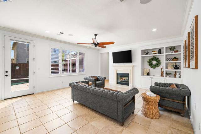 3638 Otter Brook Loop, Discovery Bay CA: https://media.crmls.org/mediaz/0cf01996-b69f-4bfc-85dc-a101efb1a622.jpg