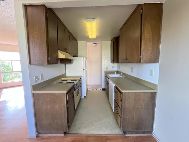 3751 Harrison St, Oakland CA: https://media.crmls.org/mediaz/0cf0afdb-c314-4b51-8fb8-99f23f79845b.jpg