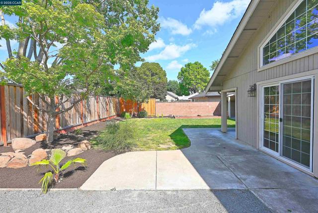 65 Dawn Dr, Pleasant Hill CA: https://media.crmls.org/mediaz/0cf14b9d-dac5-4965-a544-0a4fa4c8978f.jpg